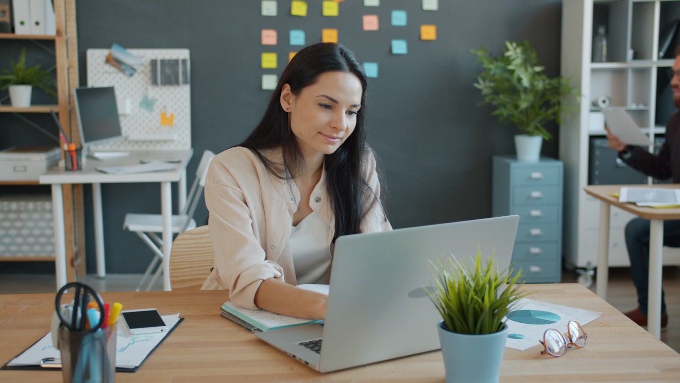 Profissional acompanhando indicadores de uma operação comercial B2B no laptop